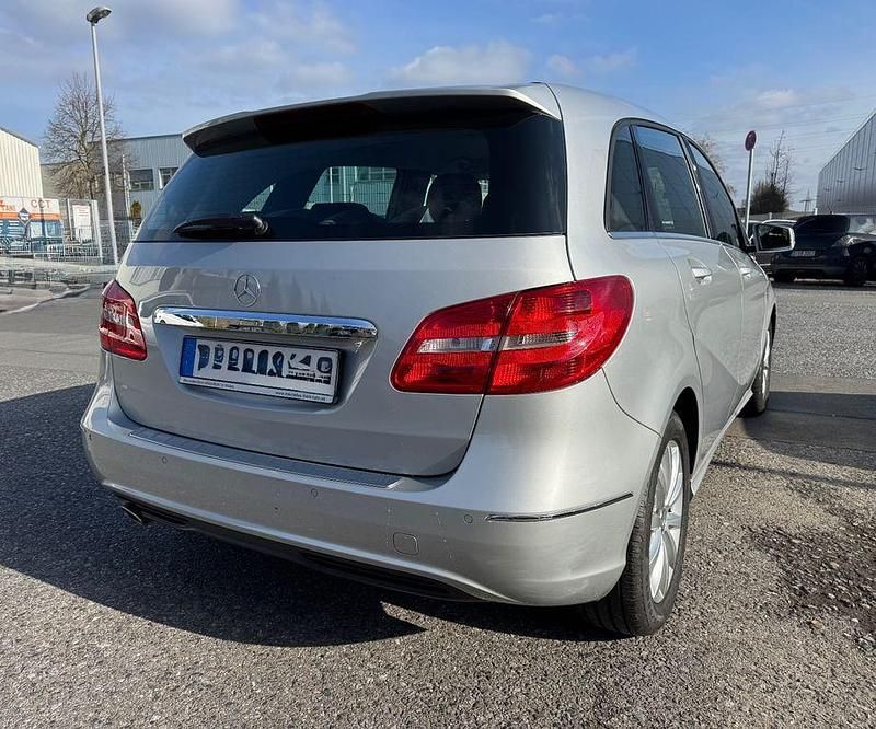 Gebraucht Mercedes B180 122 PS (89 kW) 2012 Silber Van / Kleinbus