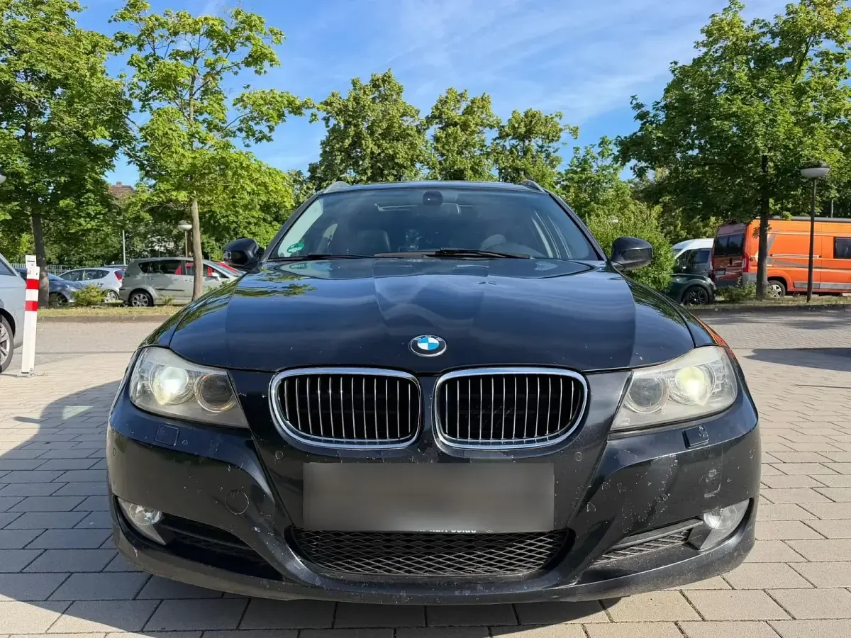 Gebraucht BMW 320 163 PS (119 kW) 2011 Schwarz Kombi