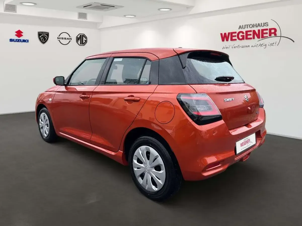 Neu Suzuki Swift Club 83 PS (61 kW) 2026 Flame orange pearl metallic Kleinwagen