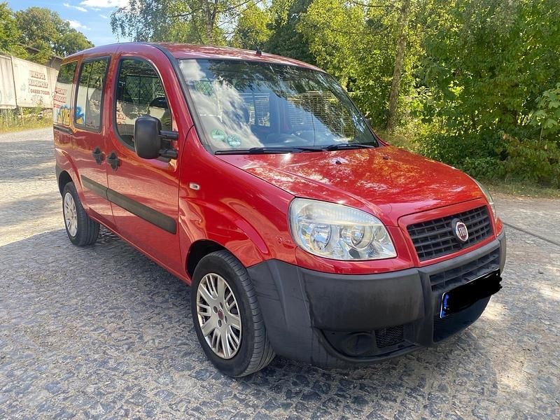 Rot Gebraucht 2009 Fiat Doblò Van / Kleinbus | 2.450 € (Guter Preis) - Bild 1/4