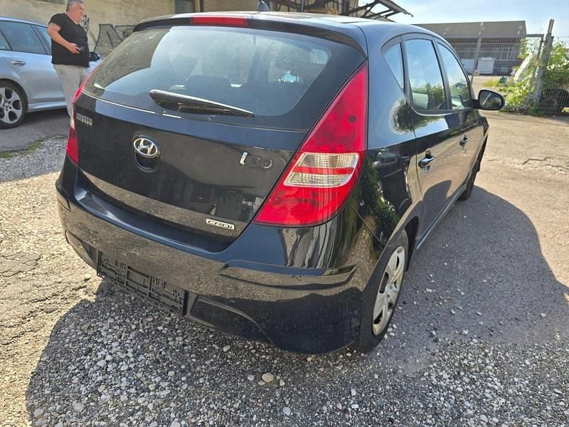 Gebraucht Hyundai i30 Classic 90 PS (66 kW) 2011 Schwarz Limousine