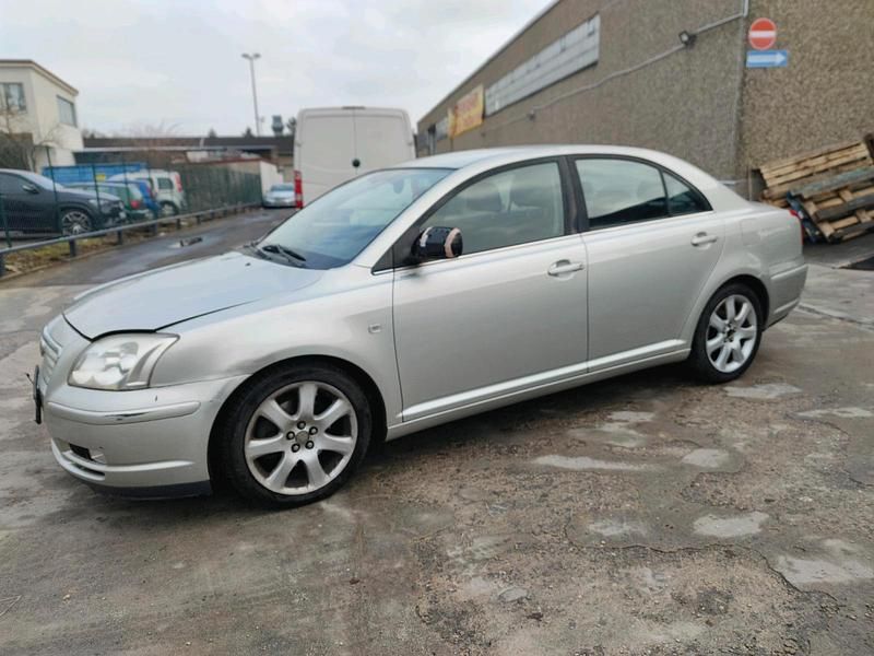 Gebraucht Toyota Avensis 147 PS (108 kW) 2004 Silber Limousine