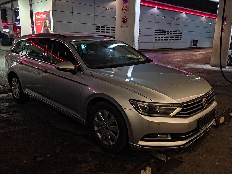 Silber Gebraucht 2017 VW Passat Comfortline Kombi | 9.990 € (Guter Preis) - Bild 1/4