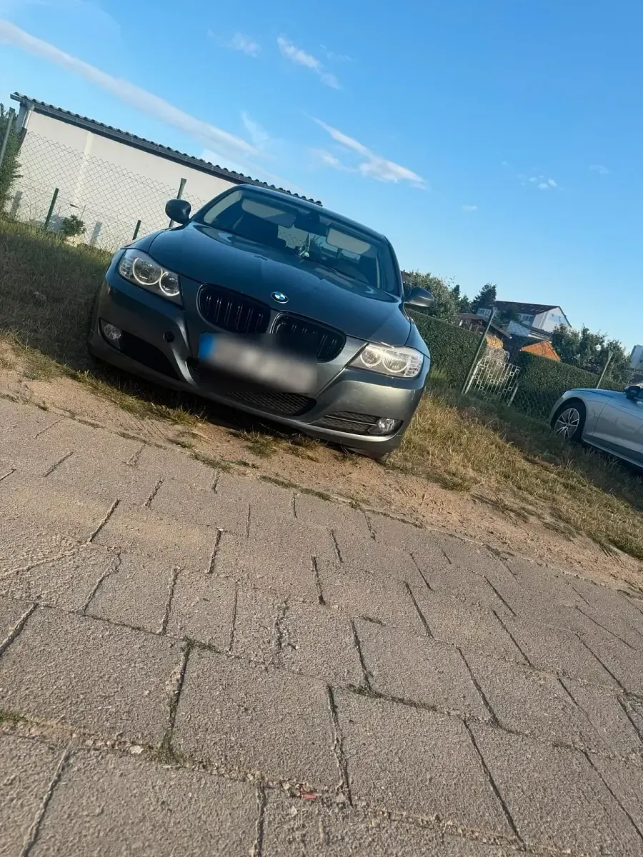 Gebraucht BMW 318 143 PS (105 kW) 2010 Grau Limousine