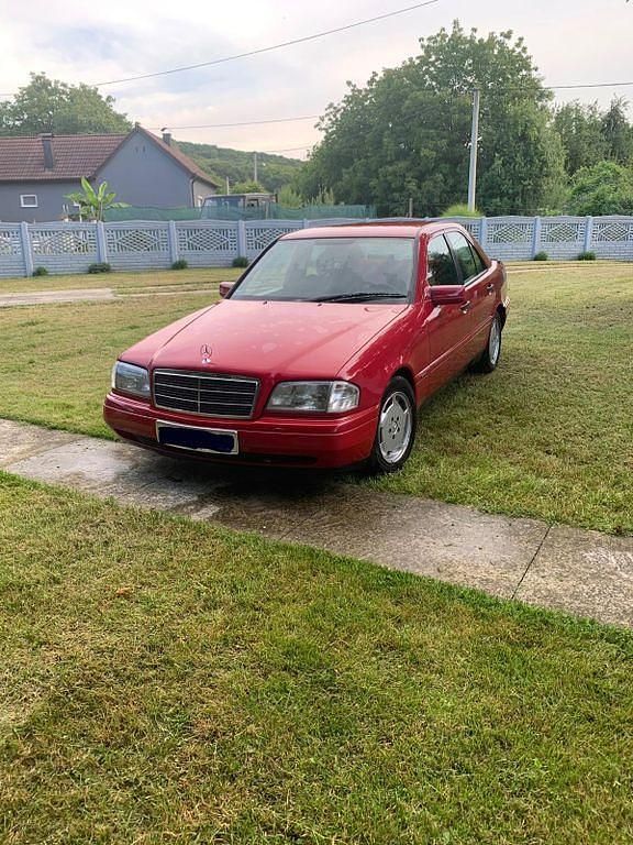 Rot Gebraucht 1994 Mercedes C220 Limousine | 2.899 € - Bild 1/4