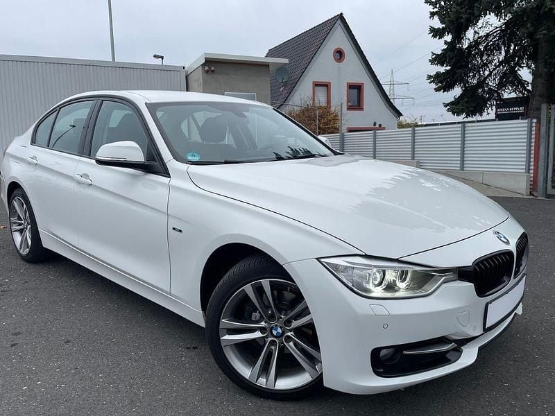 Weiß Gebraucht 2014 BMW 316 Sport Line Limousine | 14.990 € (Teuer) - Bild 1/4