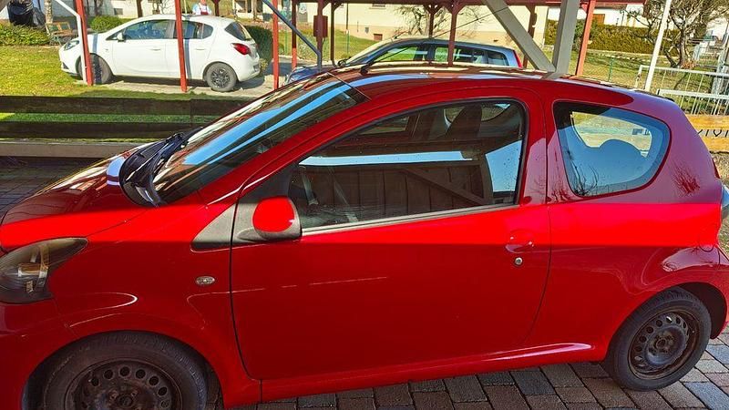 Gebraucht Toyota Aygo 68 PS (50 kW) 2013 Rot Kleinwagen