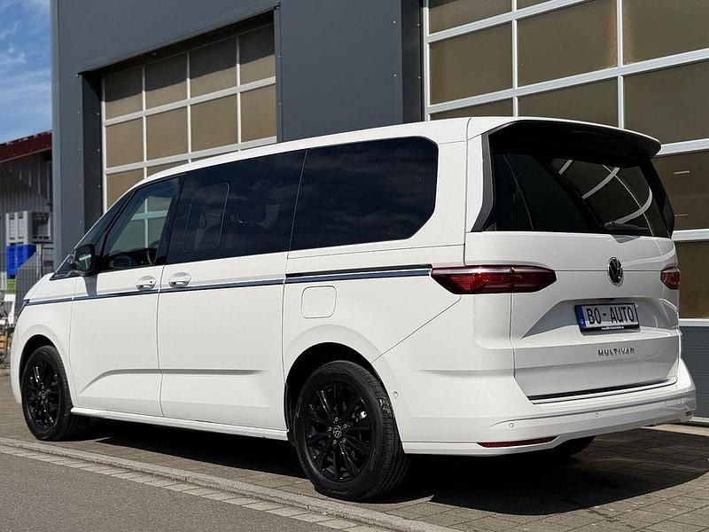 Second-hand VW Multivan Style 150 CP (110 kW) 2024 Alb Monovolum