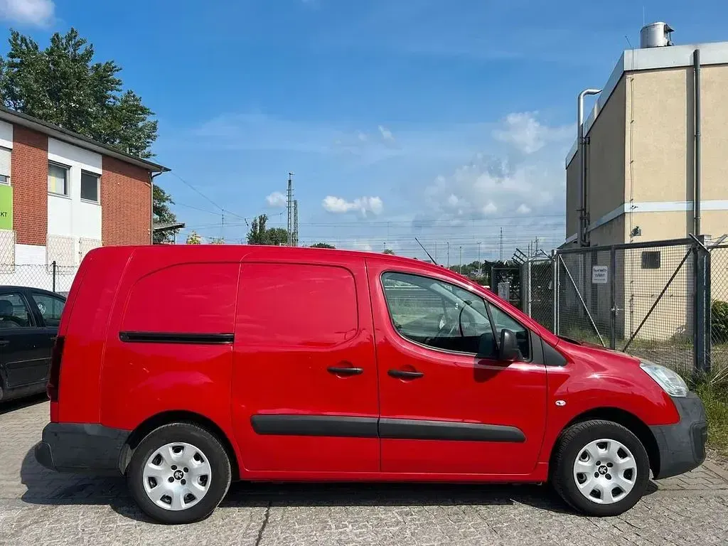 Gebraucht Peugeot Partner Premium 99 PS (72 kW) 2017 Farbe rot ardent/deckende lack Van / Kleinbus