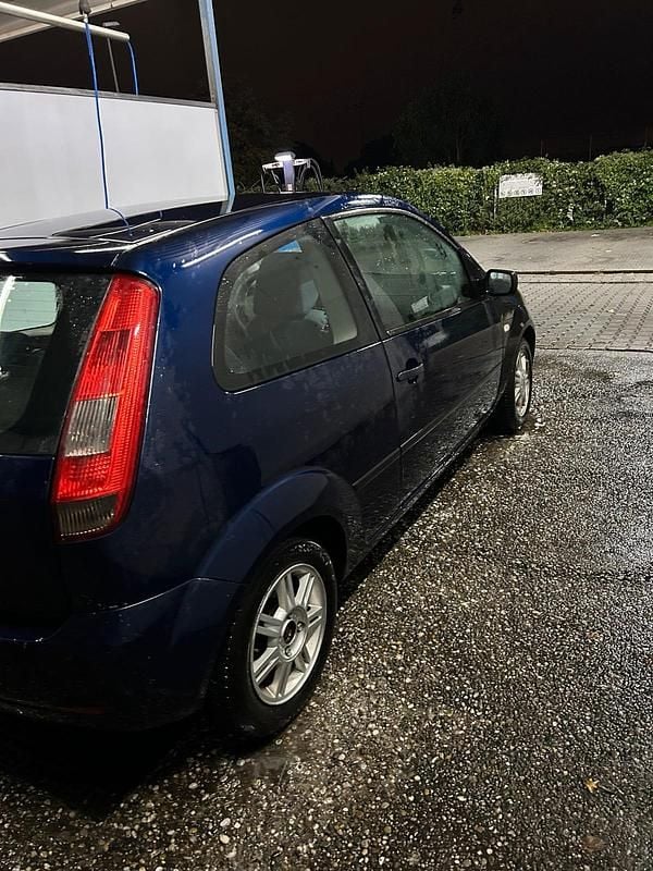 Gebraucht Ford Fiesta 85 PS (62 kW) 2005 Blau Kleinwagen