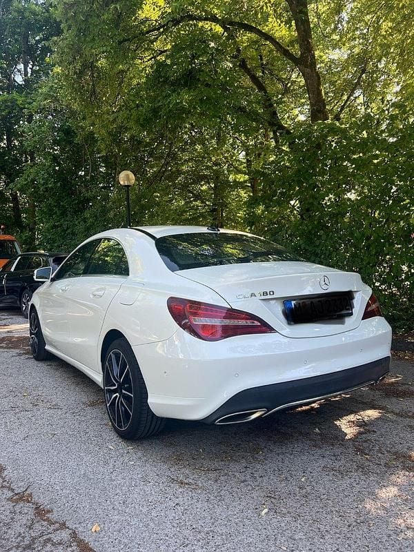 Weiß Gebraucht 2016 Mercedes CLA180 Limousine | 13.900 € (Guter Preis) - Bild 1/4