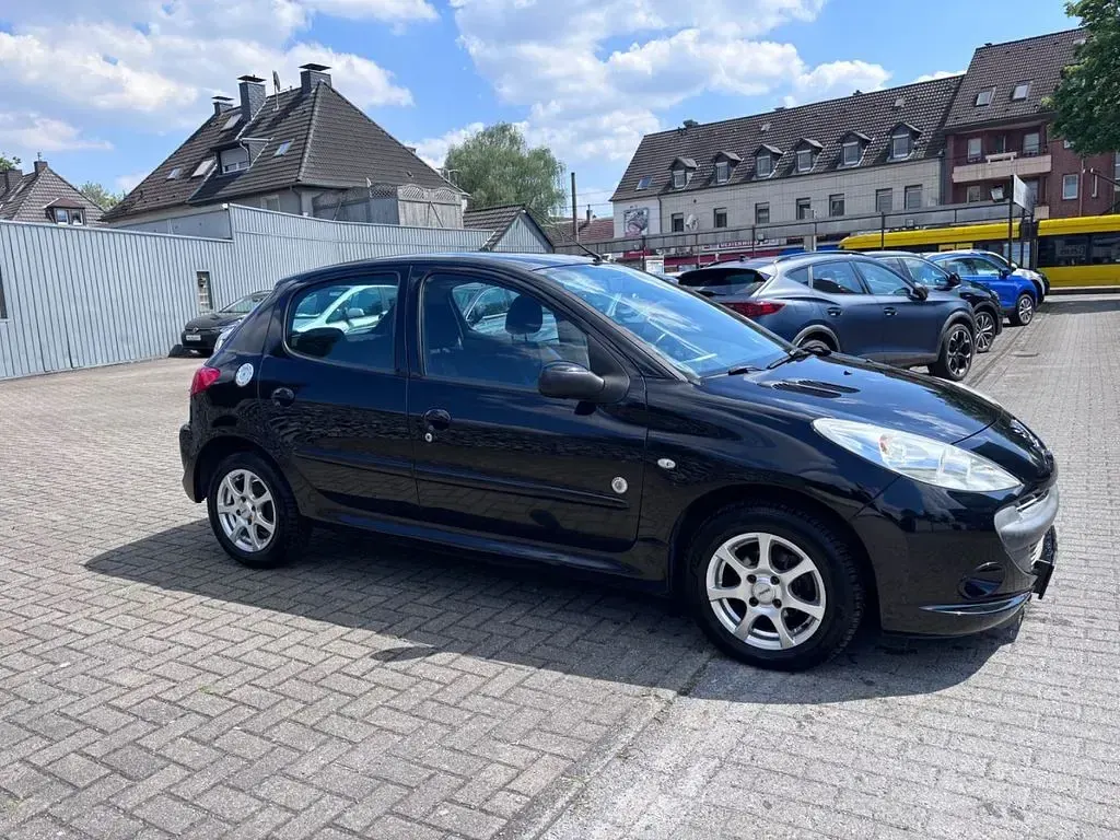 Gebraucht Peugeot 206 73 PS (53 kW) 2012 Schwarz Limousine