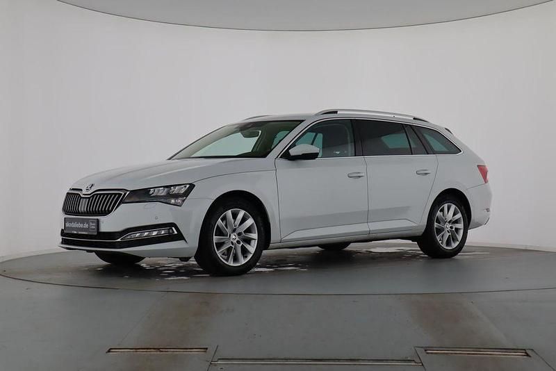 Moonweiss metallic Gebraucht 2022 Skoda Superb Style Kombi | 21.889 € (Superpreis) - Bild 1/4