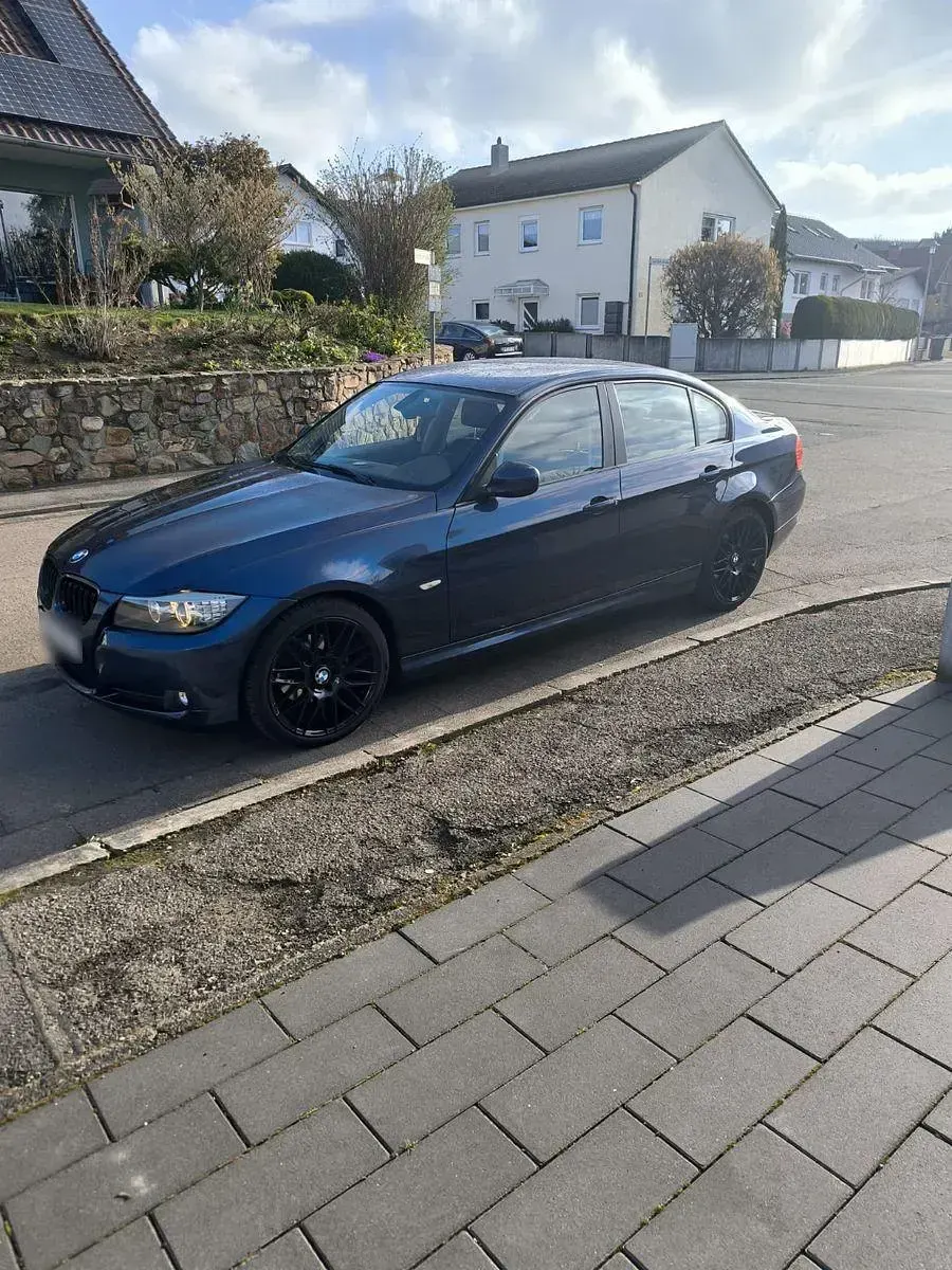Gebraucht BMW 318 143 PS (105 kW) 2011 Blau Limousine
