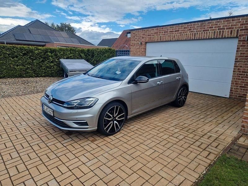 Silber Gebraucht 2019 VW Golf VII IQ Drive Limousine | 16.800 € (Guter Preis) - Bild 1/4