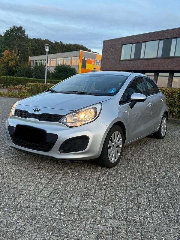 Silber Gebraucht 2012 Kia Rio Kleinwagen | 4.699 € (Fairer Preis) - Bild 1/4