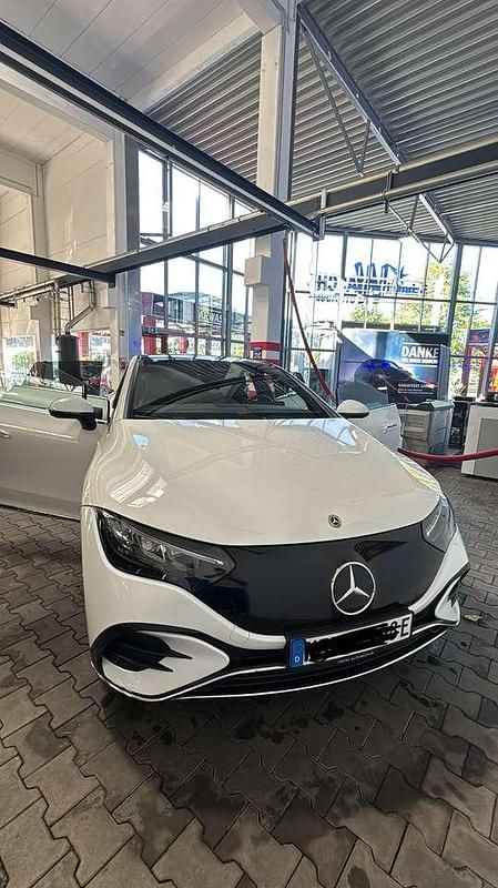 Weiß Gebraucht 2022 Mercedes EQE300 AMG line Limousine | 44.900 € (Etwas zu teuer) - Bild 1/4
