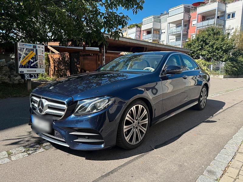 Blau Gebraucht 2018 Mercedes E300 AMG line Limousine | 26.999 € (Fairer Preis) - Bild 1/4