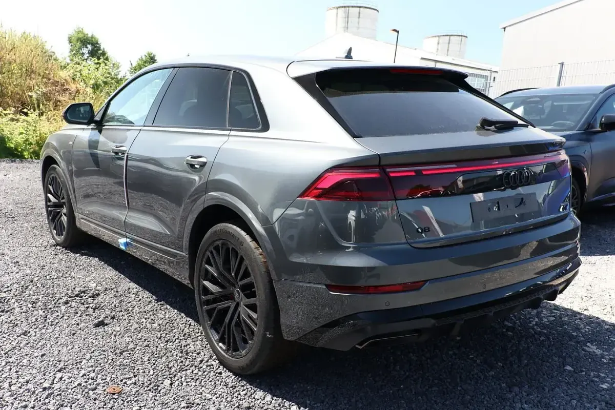 Neu Audi Q8 Design 286 PS (210 kW) 2025 Mythosschwarz metallic SUV