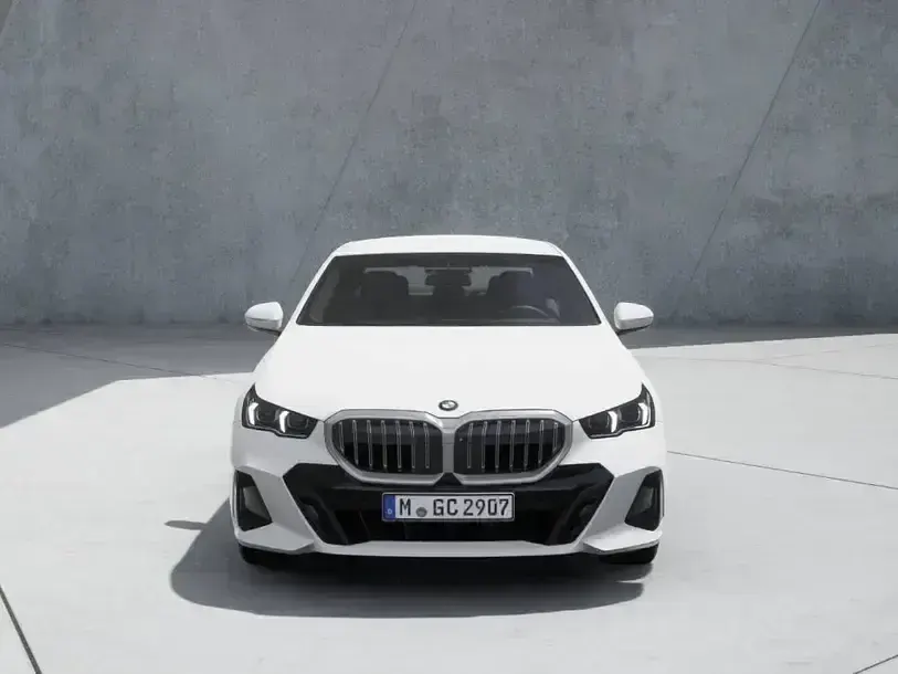 Gebraucht BMW 520 M Sport 197 PS (144 kW) 2024 Weiß Limousine