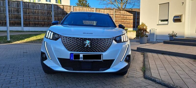 Weiß Gebraucht 2020 Peugeot e-2008 GT SUV | 16.900 € (Fairer Preis) - Bild 1/4