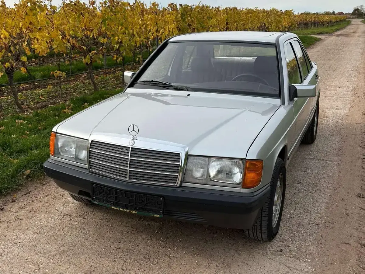 Gebraucht Mercedes 190 122 PS (89 kW) 1983 Silber Limousine