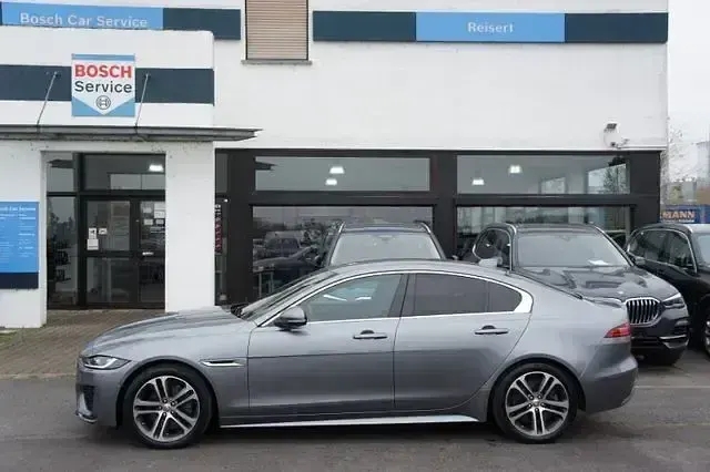 Używany Jaguar XE R-Dynamic 204 KM (150 kW) 2021 Szary Sedan/Limuzyna