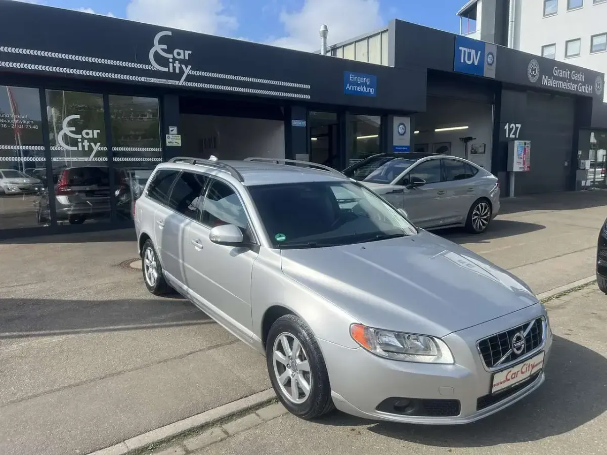 Gebraucht Volvo V70 Kinetic 203 PS (149 kW) 2011 Silver / metallic Kombi