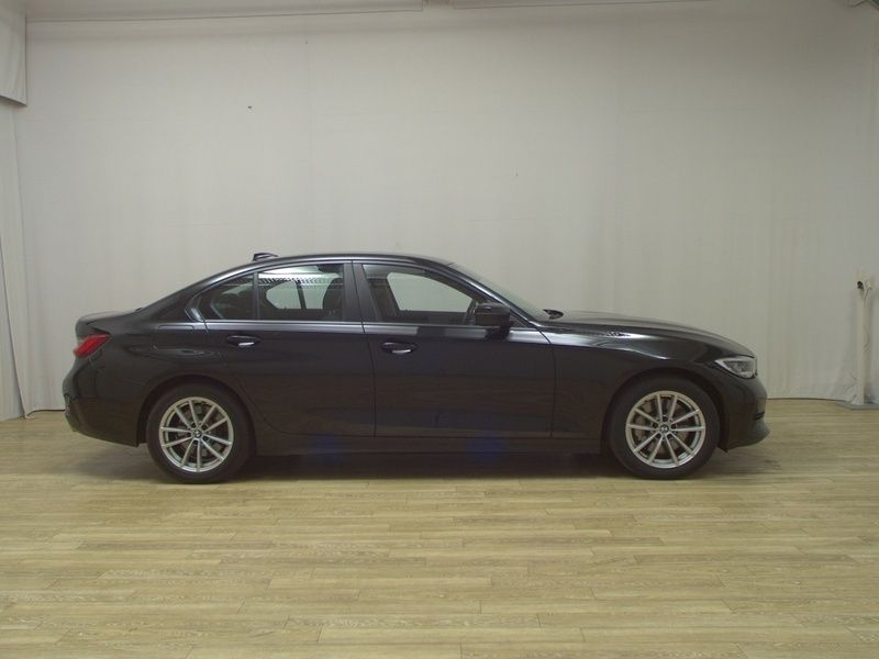 Schwarz Gebraucht 2021 BMW 330 Advantage Limousine | 23.980 € (Fairer Preis) - Bild 1/4