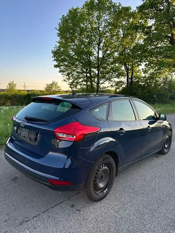 Gebraucht Ford Focus Ambiente 101 PS (74 kW) 2015 Blau Limousine