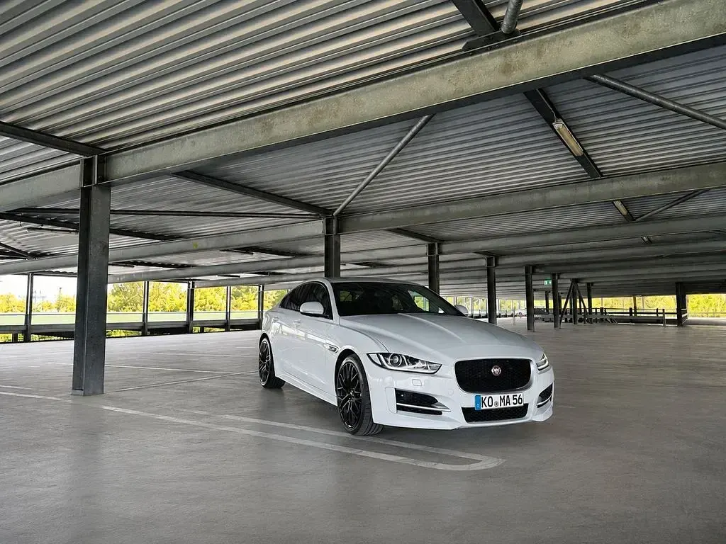 Gebraucht Jaguar XE R-Sport 180 PS (132 kW) 2015 Weiß Limousine