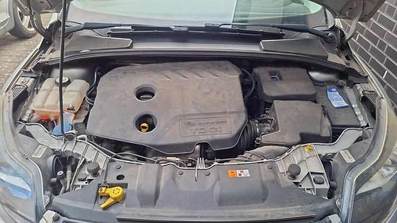 Silber Gebraucht 2012 Ford Focus Champions Edition Kombi | 1.499 € (Superpreis) - Bild 1/4