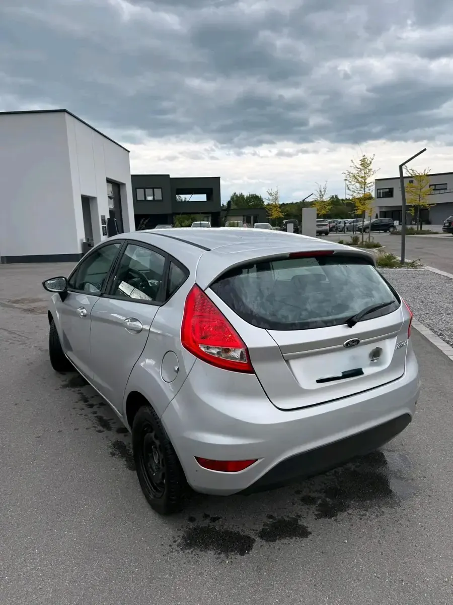 Gebraucht Ford Fiesta 82 PS (60 kW) 2012 Silber Kleinwagen