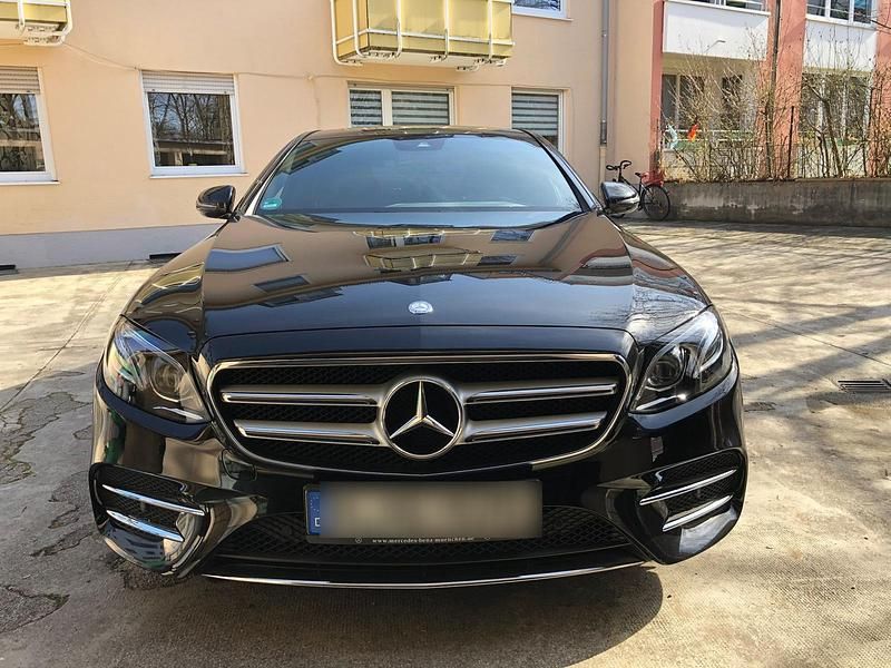 Schwarz Gebraucht 2016 Mercedes E200 AMG line Limousine | 24.000 € (Teuer) - Bild 1/4