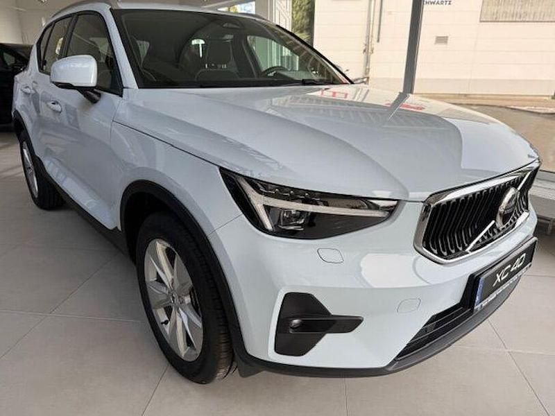 Cloud blue, solid Gebraucht 2024 Volvo XC40 Core SUV | 33.880 € (Fairer Preis) - Bild 1/4