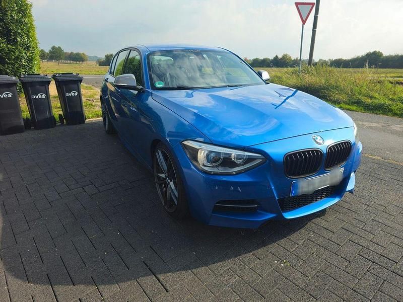 Blau Gebraucht 2012 BMW M135 Performance Kleinwagen | 24.500 € (Fairer Preis) - Bild 1/4