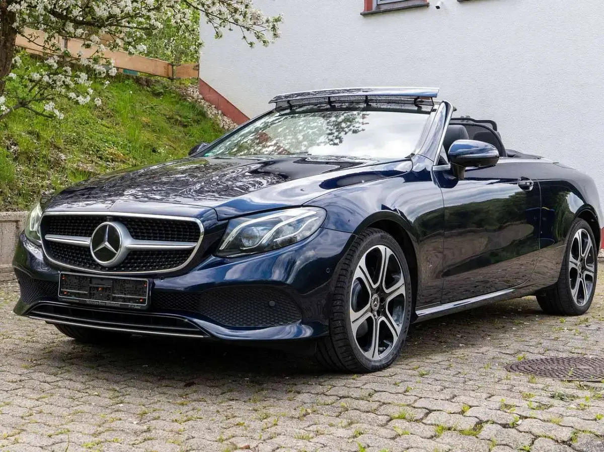 Gebraucht Mercedes E220 194 PS (142 kW) 2018 Blau Cabrio