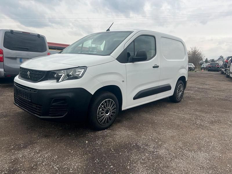 Gebraucht Peugeot Partner 110 PS (80 kW) 2020 Weiß Van / Kleinbus
