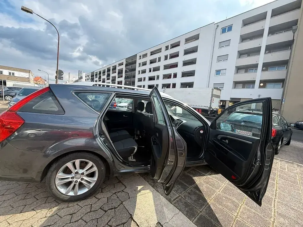 Używany Kia Ceed 116 KM (85 kW) 2011 Szary Hatchback