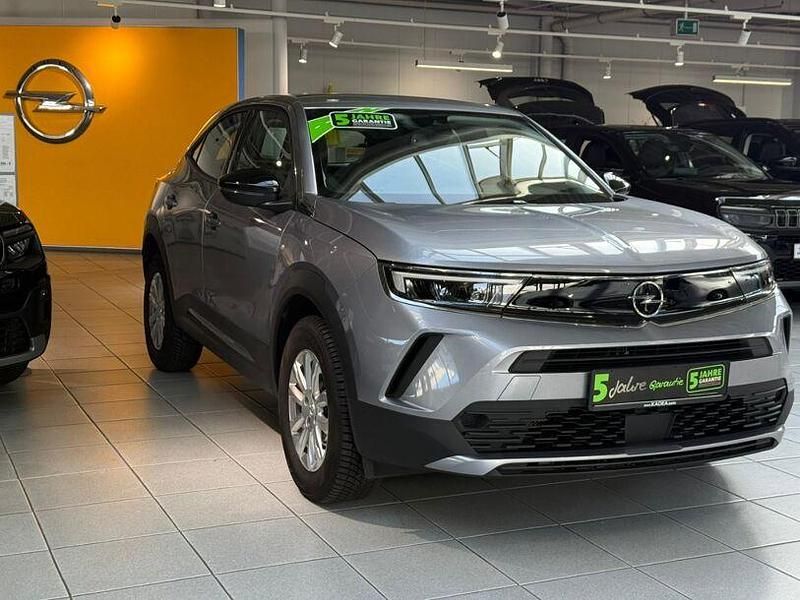 Gebraucht Opel Mokka 131 PS (96 kW) 2023 Kontrast grau/quarz silber (metallic) SUV