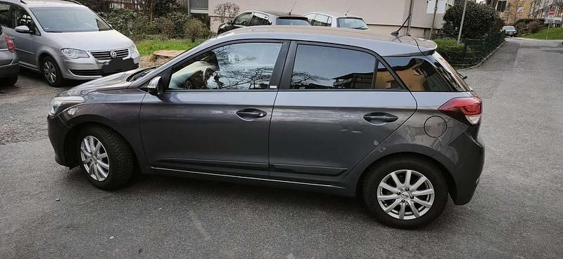 Gebraucht Hyundai i20 Passion 101 PS (74 kW) 2016 Grau Limousine