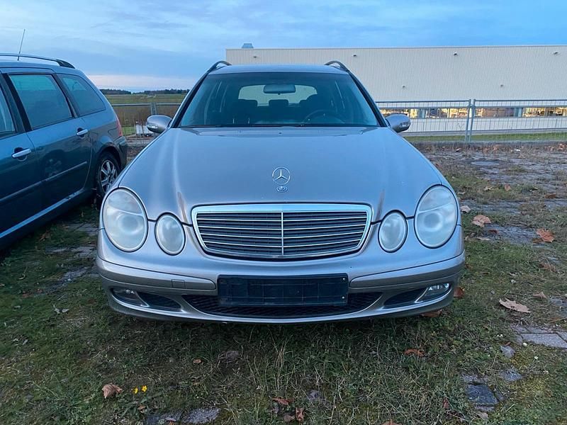 Gebraucht Mercedes E220 150 PS (110 kW) 2005 Grau Kombi