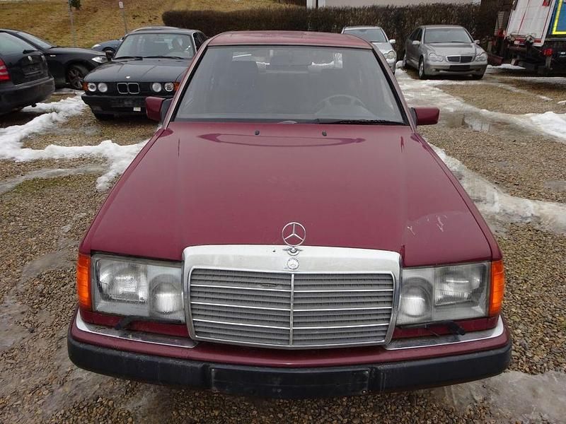 Second-hand Mercedes E220 150 CP (110 kW) 1992 Roșu Berlinǎ