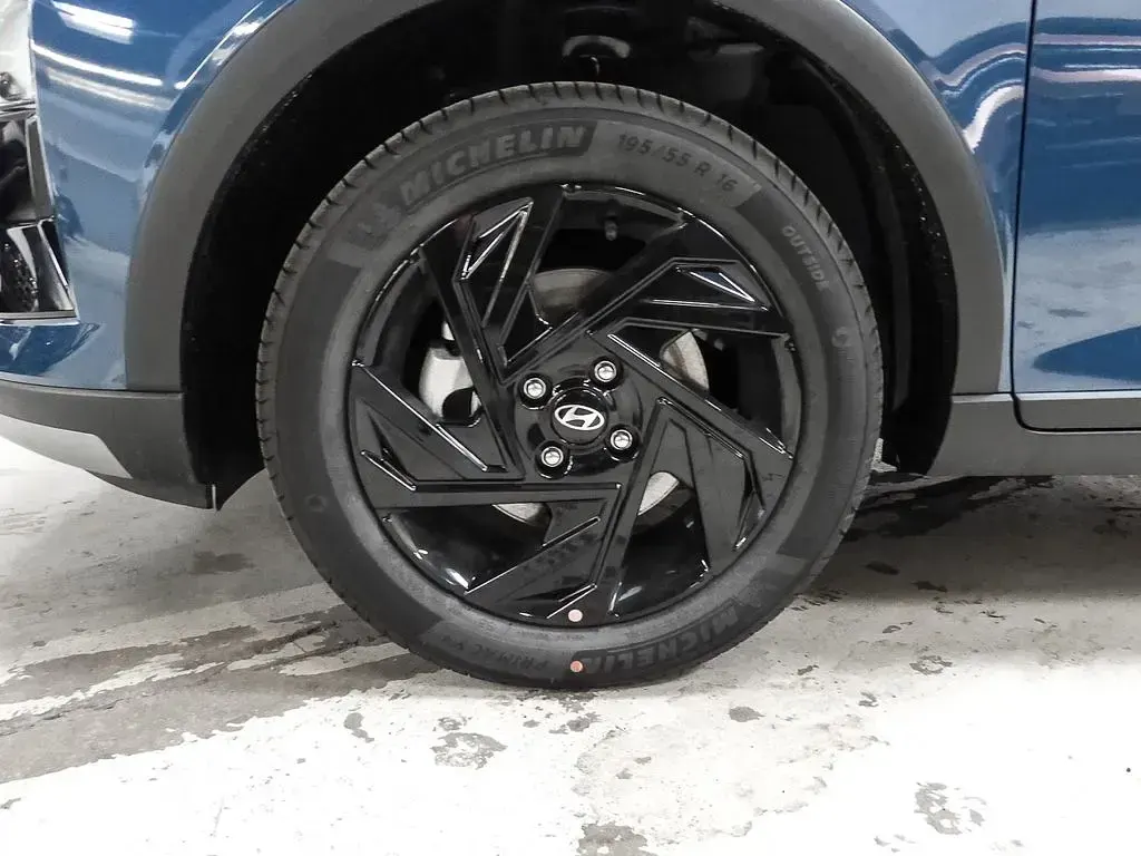 Neu Hyundai Bayon Blackline 90 PS (66 kW) 2026 Vibrant blue / mic SUV