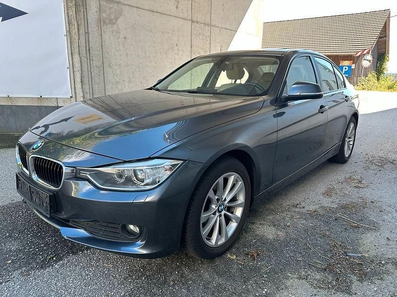 Grau Gebraucht 2013 BMW 320 Performance Limousine | 10.700 € (Fairer Preis) - Bild 1/4