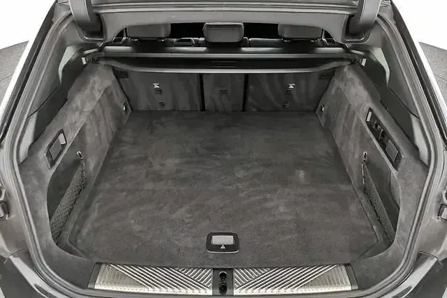 Gebraucht BMW 520 M Sport 197 PS (144 kW) 2025 Sophistorgrau Kombi