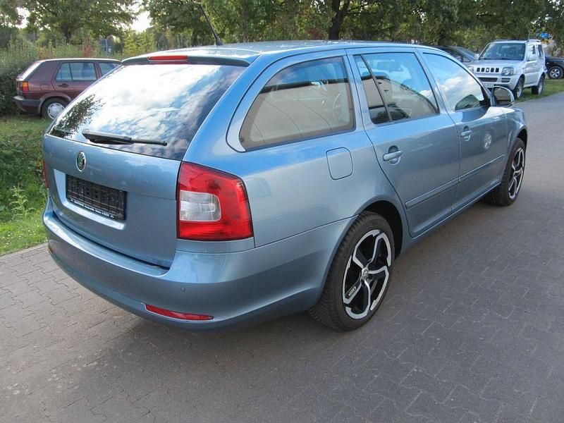 Gebraucht Skoda Octavia Ambiente 105 PS (77 kW) 2011 Grau Kombi