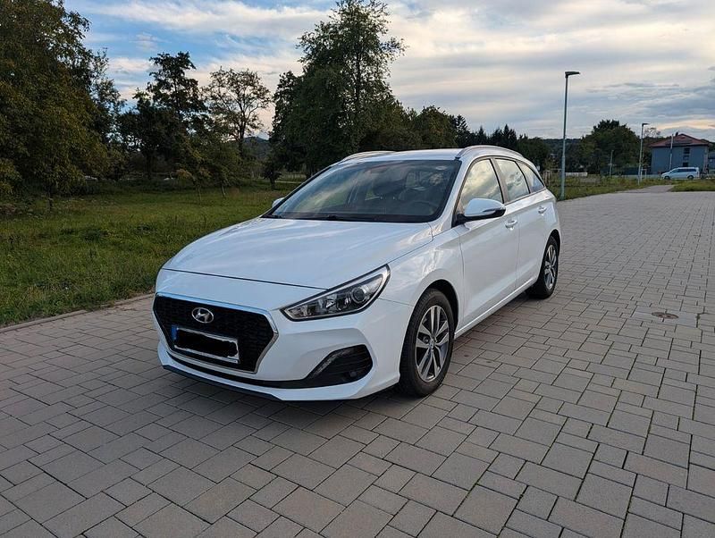 Weiß Gebraucht 2020 Hyundai i30 Trend Kombi | 13.599 € (Fairer Preis) - Bild 1/4