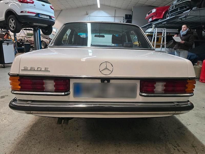 Brugt Mercedes E280 177 HK (130 kW) 1977 Hvid Sedan