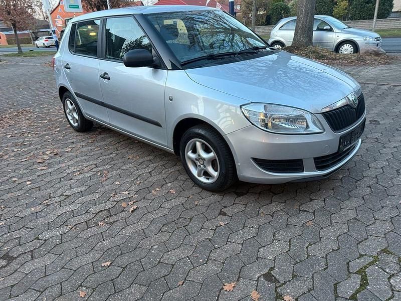 Silber Gebraucht 2011 Skoda Fabia Active Limousine | 4.499 € (Fairer Preis) - Bild 1/4
